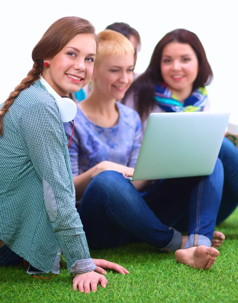 Gruppe junger Studenten benutzt gemeinsam Laptop — Stockfoto