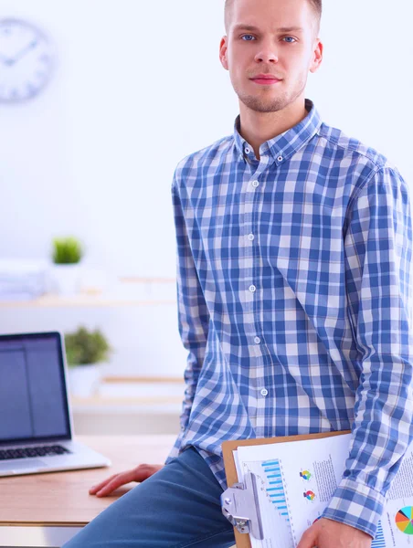 Smiling businessman with folder sitting in the office — Stock Photo, Image