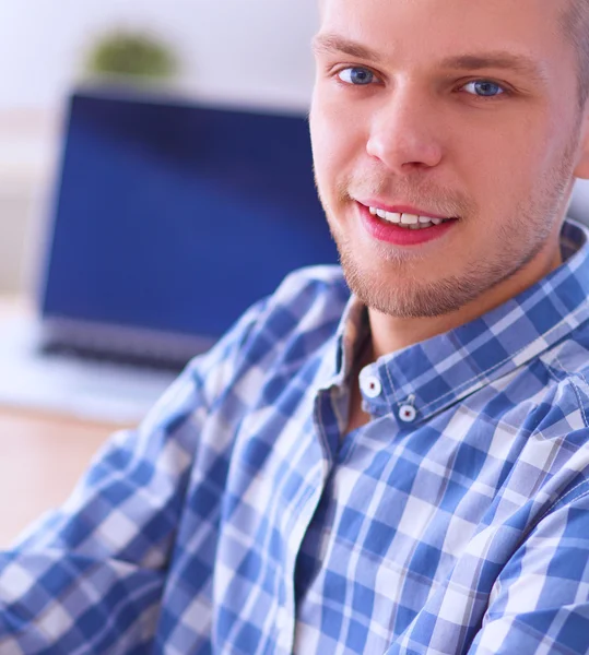 Young businessman working in office, sitting at desk — Stock Photo, Image