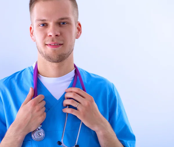 Médico con estetoscopio de pie, brazos cruzados, aislado sobre fondo blanco — Foto de Stock