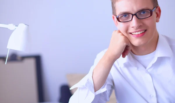 Jungunternehmer arbeitet im Büro, steht neben Schreibtisch — Stockfoto