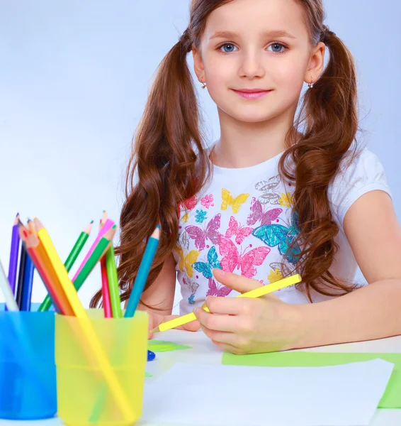 Kleines Mädchen beim Malen eines Bildes, isoliert auf weißem Hintergrund — Stockfoto