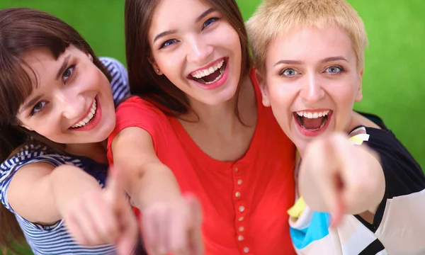 Três meninas felizes apontando os dedos para você escolher — Fotografia de Stock