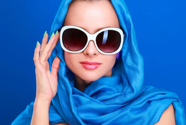 Porträt einer attraktiven jungen Frau mit Sonnenbrille. Retro-Stil — Stockfoto