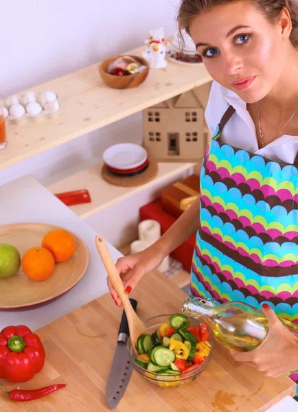 Mujer joven sonriente mezclando ensalada fresca — Foto de Stock