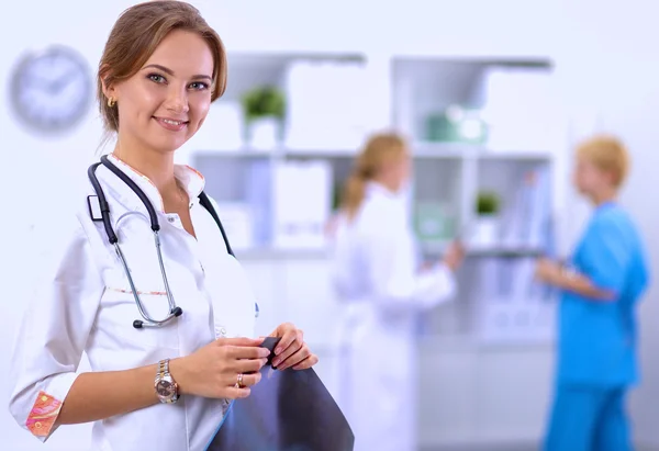 Woman doctor standingat hospital — Stock Photo, Image