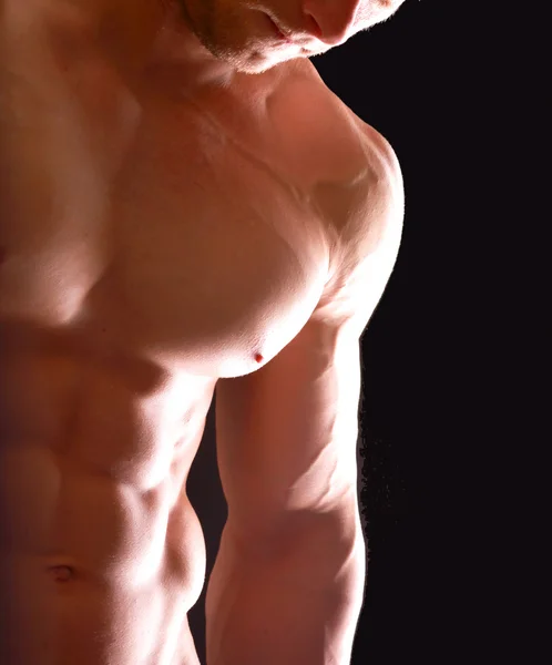 Hombre joven muscular sano. aislados sobre fondo negro — Stockfoto