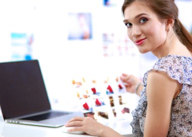 genç kadın fotoğrafçı masada oturan resimleri işleme