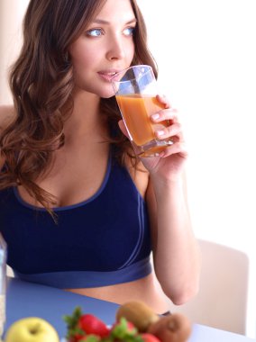 Resepsiyon ile meyve ve meyve suyu ile gözlük mutfakta oturan kız