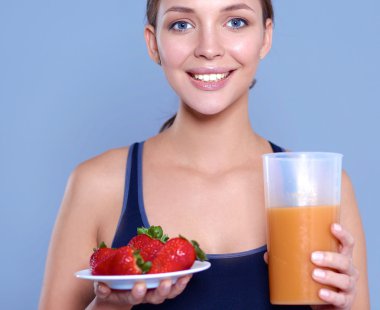 Vejetaryen sebze salatasıyla gülümseyen genç bir kadının portresi.