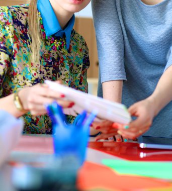 Yeni bir proje üzerinde çalışan genç iş adamları.