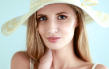Retrato de la hermosa modelo con sombrero, aislado sobre fondo blanco