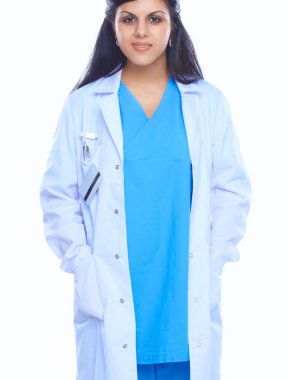 Steteskoplu doktor kadın duvarın yanında duruyor.