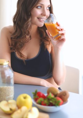 Resepsiyon ile meyve ve meyve suyu ile gözlük mutfakta oturan kız