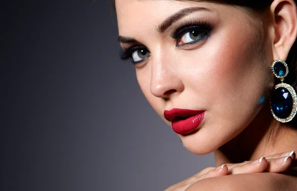 Bella donna con trucco serale — Foto Stock