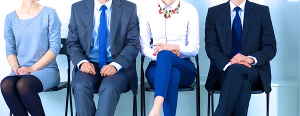 Groep van mensen uit het bedrijfsleven zittend op stoel in office — Stockfoto