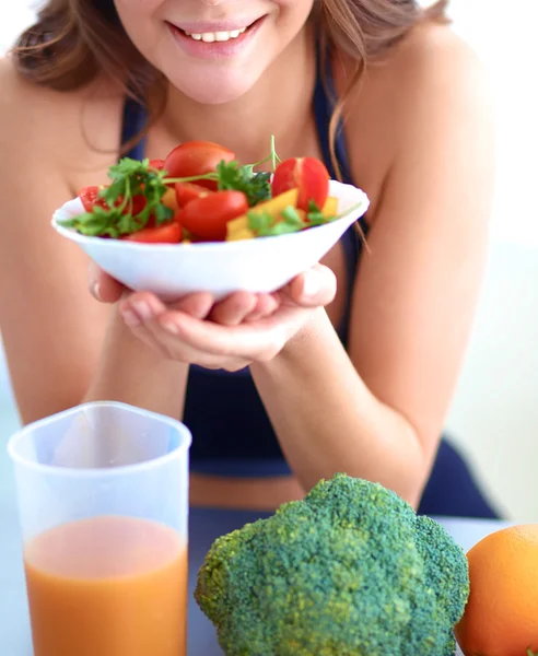 Porträt einer lächelnden jungen Frau mit vegetarischem Gemüsesalat — Stockfoto