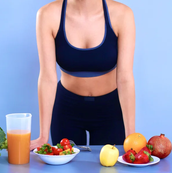 Retrato de una bonita mujer sosteniendo un vaso con sabroso jugo — Foto de Stock