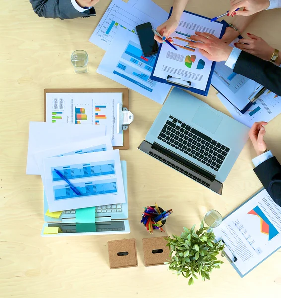 Uomini d'affari che siedono e discutono alla riunione di lavoro, in ufficio — Foto Stock