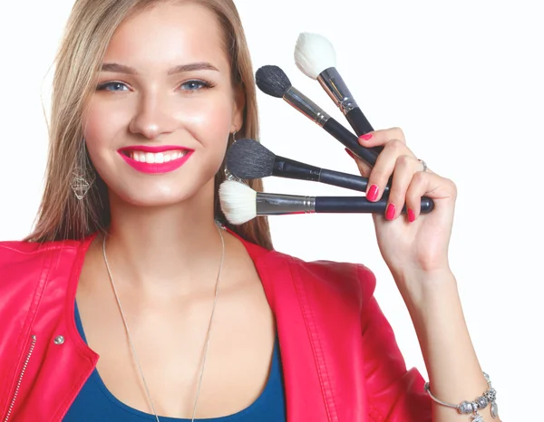 Jeune belle femme tient dans la brosse à main pour le maquillage — Photo