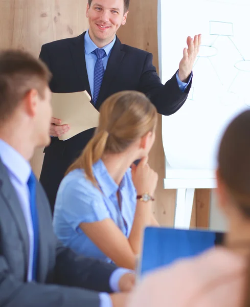 Gente de negocios sentada y discutiendo en la reunión de negocios, en la oficina — Foto de Stock