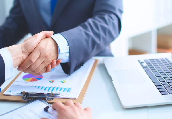 İş adamları el sıkışıyor, toplantıyı bitiriyor.