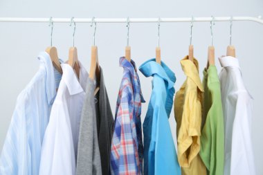 Tasarımcı giyim mağazası bir raf kıyafet dayan