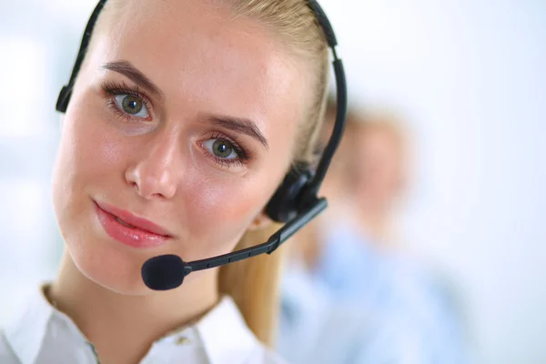 Atractivos jóvenes empresarios y colegas positivos en una oficina de call center — Foto de Stock