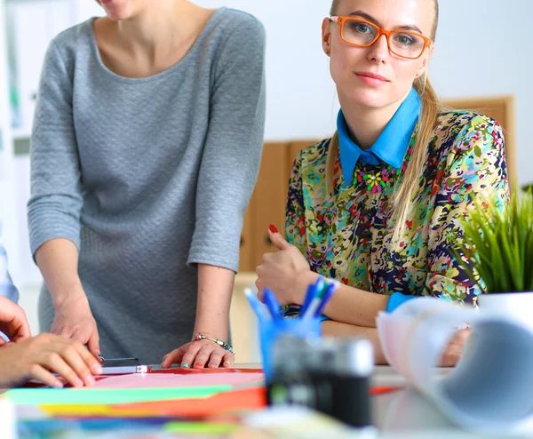 Jonge zakenmensen die op kantoor aan een nieuw project werken. — Stockfoto