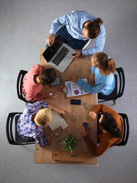 Geschäftsleute schütteln Hände, beenden ein Meeting — Stockfoto