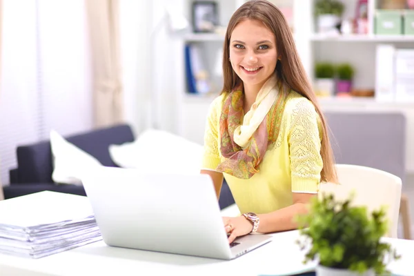 Femme avec des documents assis sur le bureau — Photo