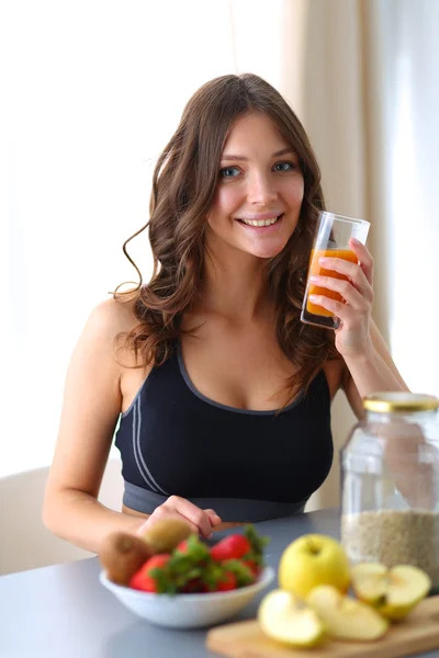 Resepsiyon ile meyve ve meyve suyu ile gözlük mutfakta oturan kız — Stok fotoğraf
