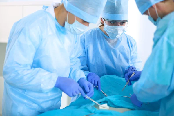 Equipe de cirurgia jovem na sala de cirurgia — Fotografia de Stock