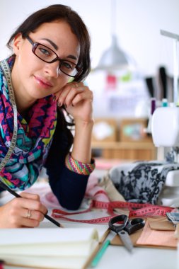 Giysi tasarımcısı kağıt üzerinde kıyafet deseni tasarlıyor