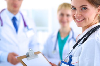 Tıp grubunun önünde çekici bir kadın doktor.