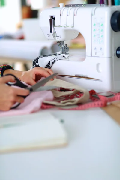 Jeune femme couture assis à son lieu de travail — Photo