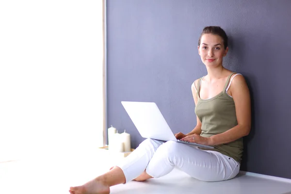 Attractive caucasian girl sitting on floor — Stock Photo, Image