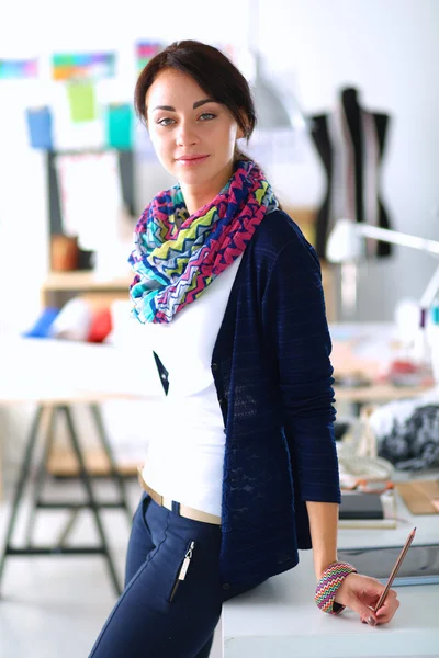 Schöne Modedesignerin steht im Atelier — Stockfoto