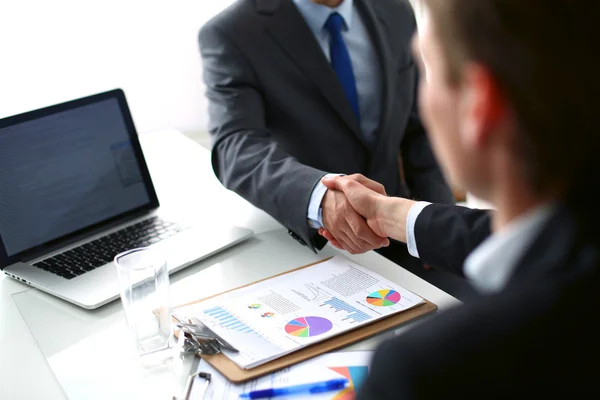 Business people shaking hands, finishing up a meeting — Stock Photo, Image