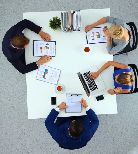 Gente de negocios sentada y discutiendo en la reunión de negocios, en la oficina — Foto de Stock