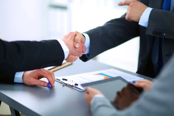 Gente de negocios dándose la mano, terminando una reunión —  Fotos de Stock