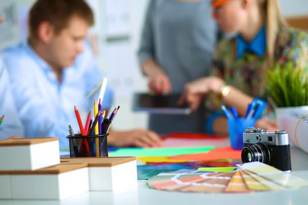 Młodzi przedsiębiorcy pracujący w biurze nad nowym projektem. — Zdjęcie stockowe