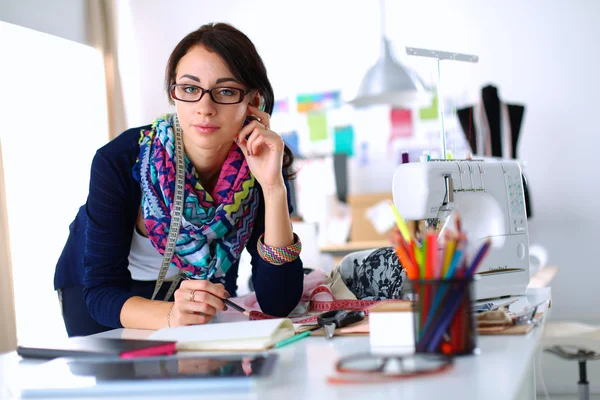 Dressmaker designa kläder mönster på papper — Stockfoto