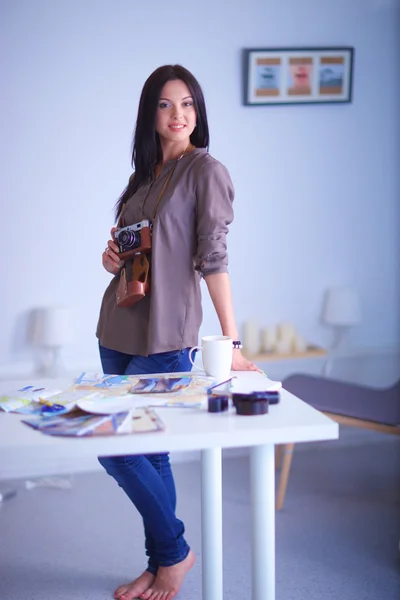 Frau in modern ausgestattetem Kunstatelier — Stockfoto