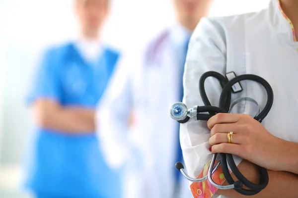 Tıp grubunun önünde çekici bir kadın doktor.