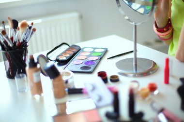 Genç güzel kadın ayna, Masa başında oturan yakınındaki makyaj yapma