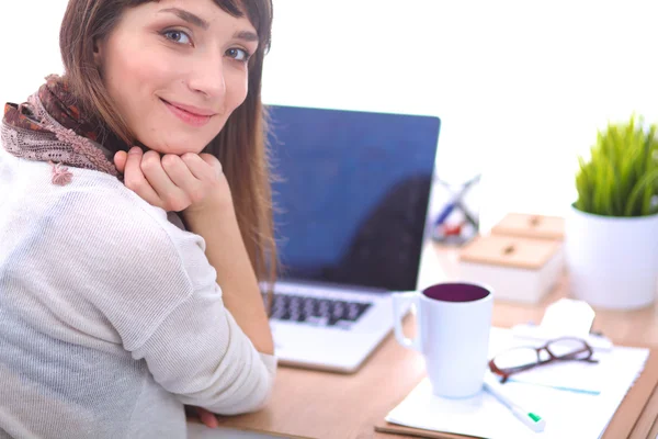 Ofis masasında oturan çekici kadın moda tasarımcısının portresi. — Stok fotoğraf