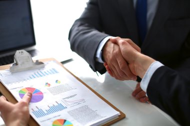 İş adamları el sıkışıyor, toplantıyı bitiriyor.