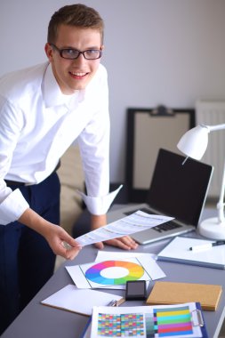 Genç işadamı ofiste masa oturarak çalışma