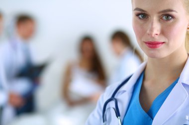 Kadın doktor hastanede dosyayla bekliyor.